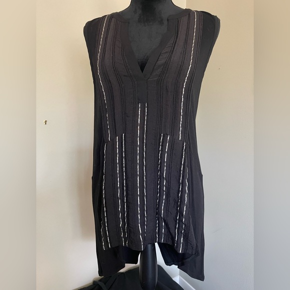Sleeveless Top with Color Thread Detail - Black White